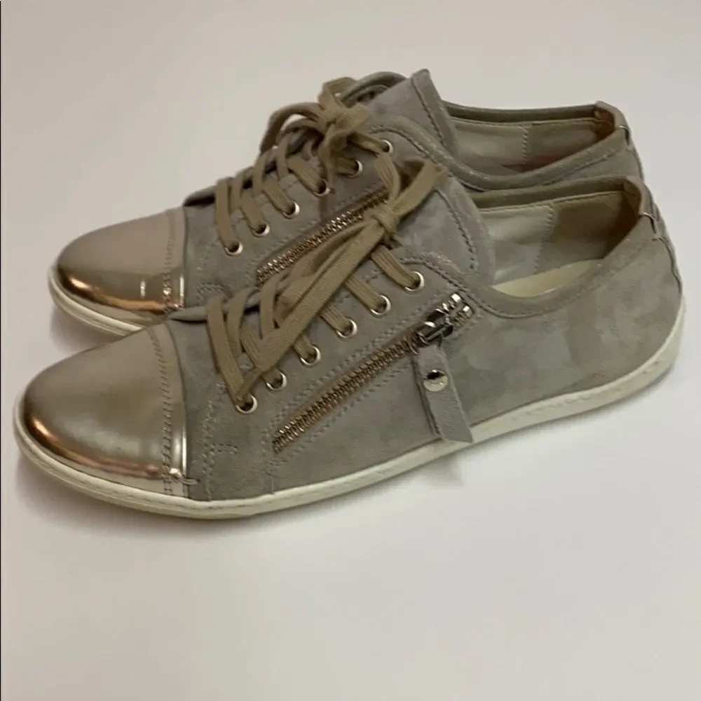 AGL,‎ Metallic Cap Toe Zip Sneaker size 8/38 A17